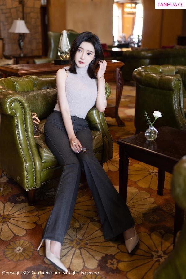王馨瑶  [XiuRen]高清写真图 2024.04.25 No.8451 王馨瑶yanni 黑丝美腿第10张图片